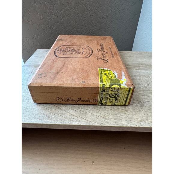 Leon Jimenes No. 4 Wooden Cigar Box - Picture 6 of 9